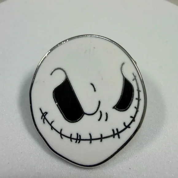 💙3/$20 DISNEY trading pin  White Enamel Skull Face - Picture 2 of 3